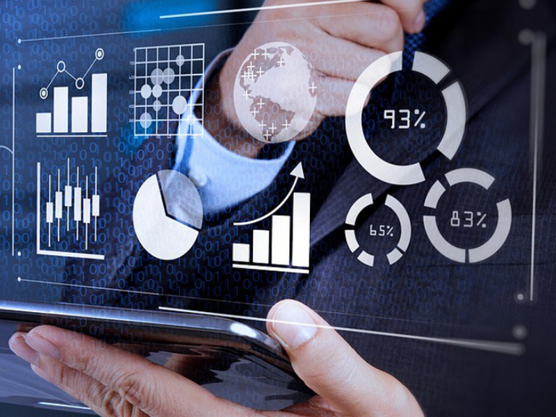 Geschäftsmann mit digitalen Diagrammen