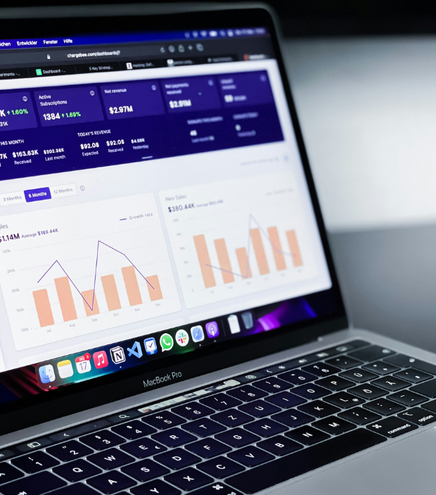 Analytics-dashboard-umsatzentwicklung_text media_620x704px